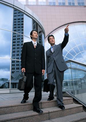 2025年最新版：プルオーバーパーカーの選び方とコーデ術完全ガイド